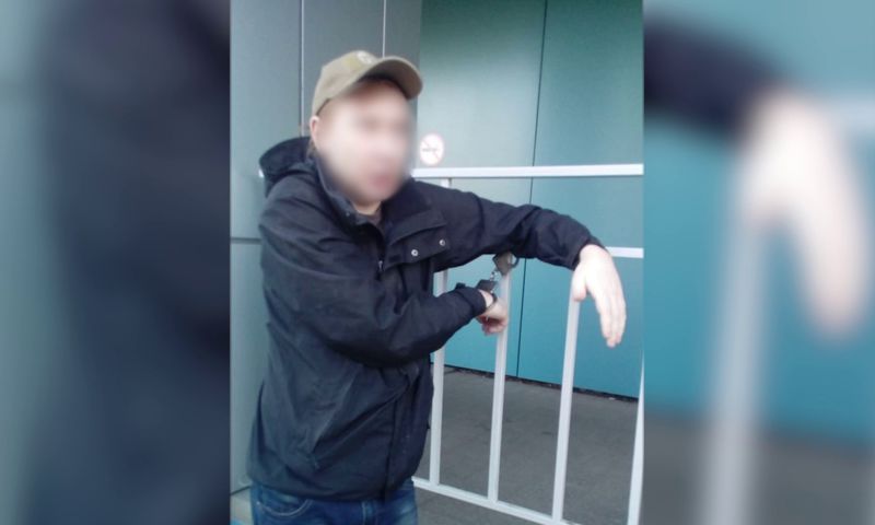 В Брагине рядом с банком задержали подозрительного мужчину в резиновых перчатках и с пистолетом