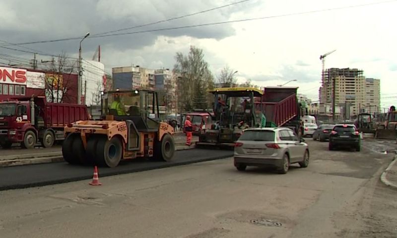 На проспекте Машиностроителей в Ярославле начали укладывать асфальт