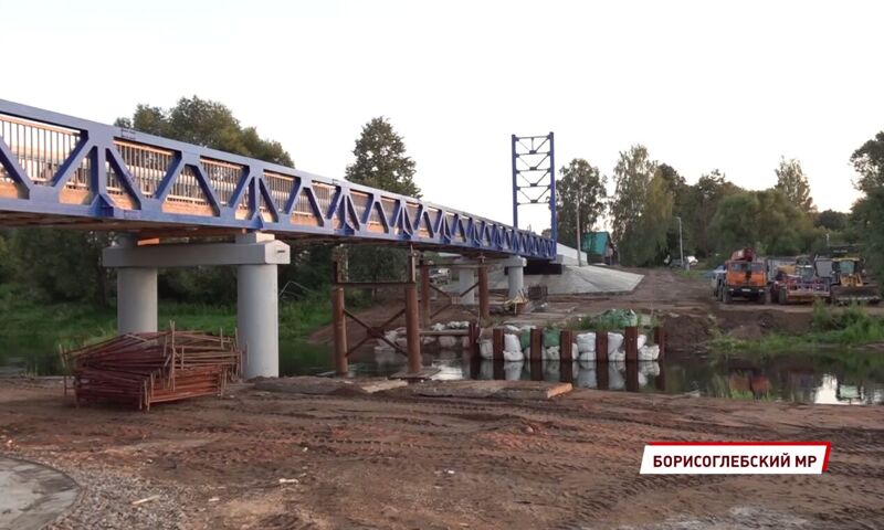 Навесной пешеходный мост рухнул в ярославском поселке из-за сильного ветра