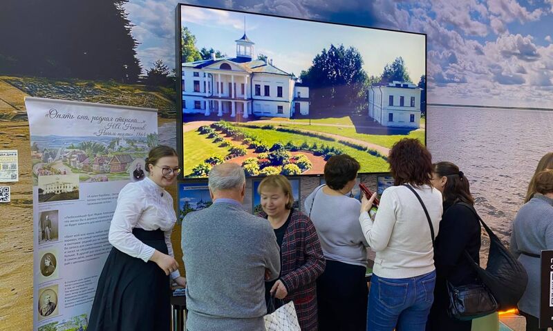 Сотрудницы музея «Карабиха» выступили на выставке «Россия» в образах гувернанток дворянской усадьбы