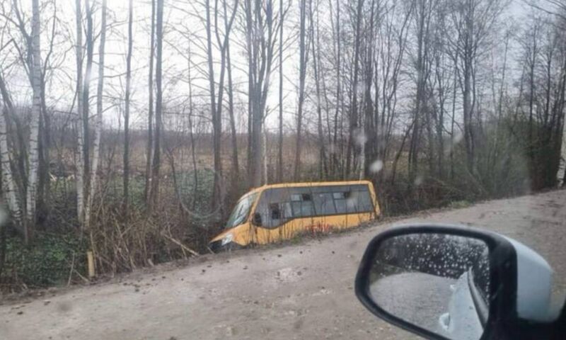 Автобус с детьми в кювете: детали аварии под Ярославлем