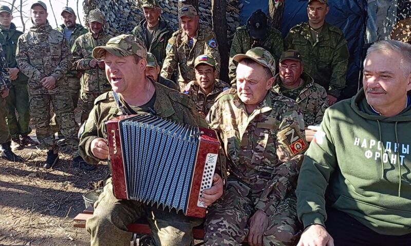 Музыка вечна! Активисты Народного фронта привезли бойцам СВО гармонь