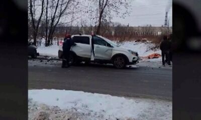 Часть машины разлетелась вдребезги: в Ярославле в ДТП пострадал пожилой мужчина