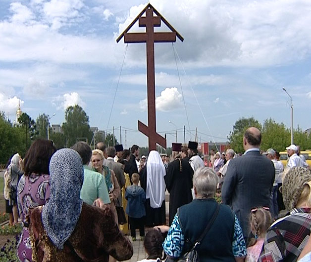 На въезде в Ярославль установили поклонный крест