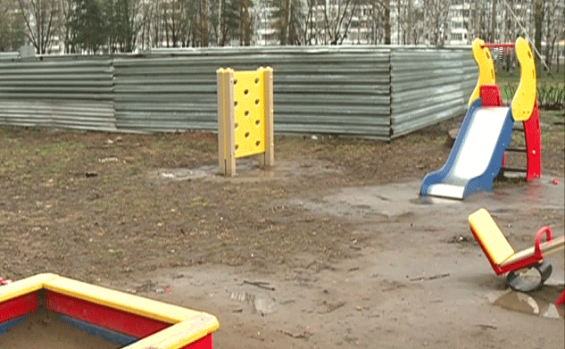 Строительный забор возле детской площадки