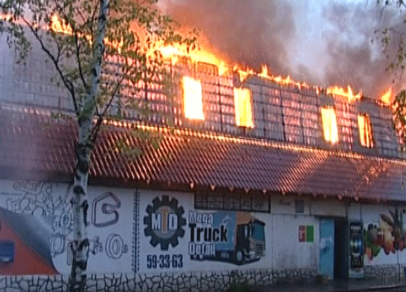 Загорелся продуктовый магазин во Фрунзенском районе