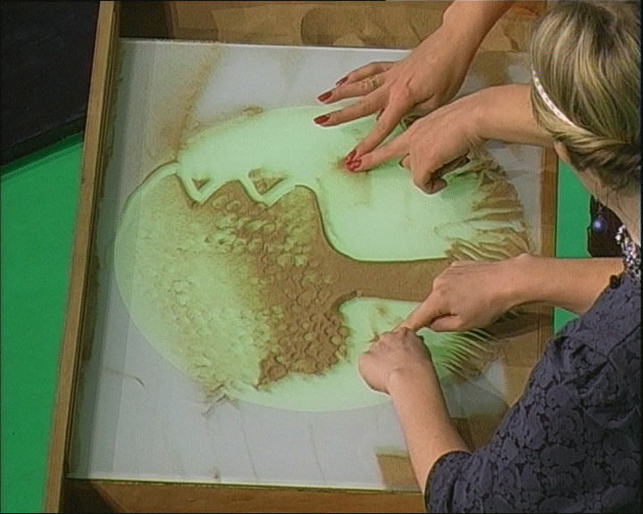 В прямом эфире гостья нарисовала песком Ростовский Кремль