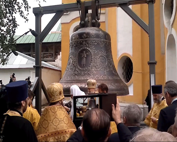 Тысячепудовый колокол, отлитый в Тутаеве, освятил патриарх Кирилл
