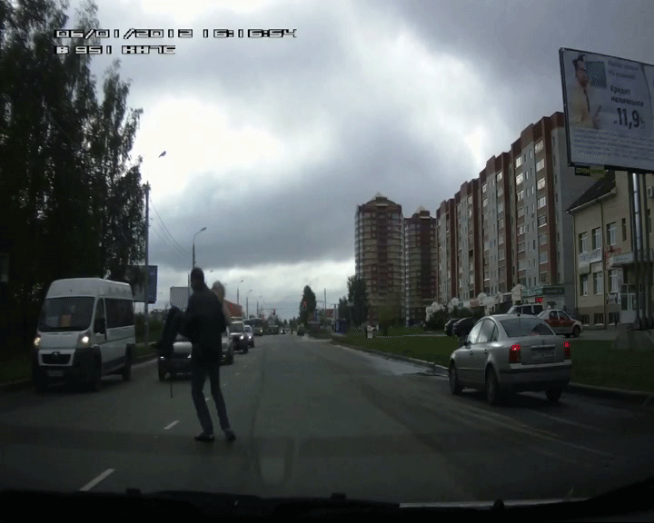 Мужчина перенес бабушку через дорогу