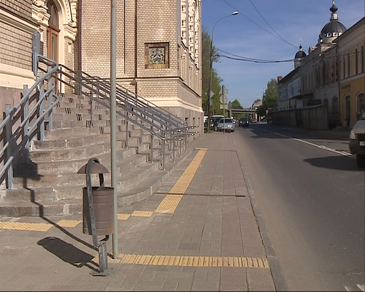 Территорию возле Рыбинского музея-заповедника выложили специальным покрытием для слабовидящих