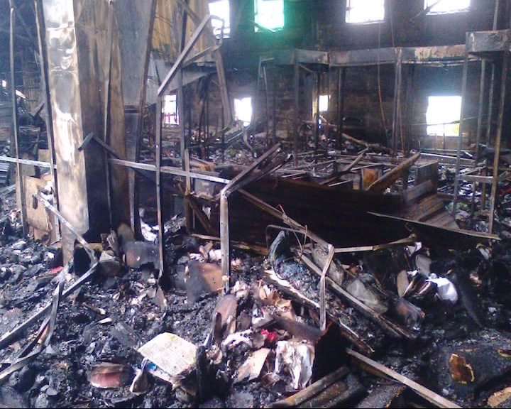 В Тутаеве полностью выгорел торговый центр