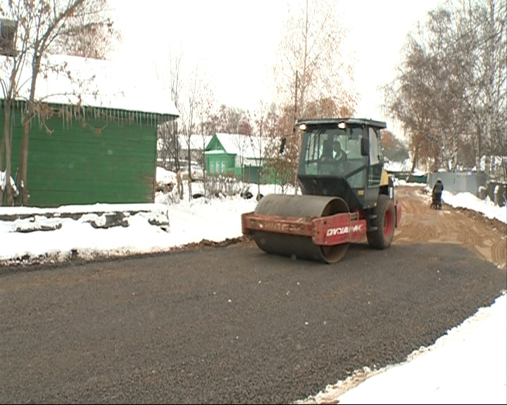Ярославские дорожники в снег вышли делать дорогу на Первой Забелицкой улице