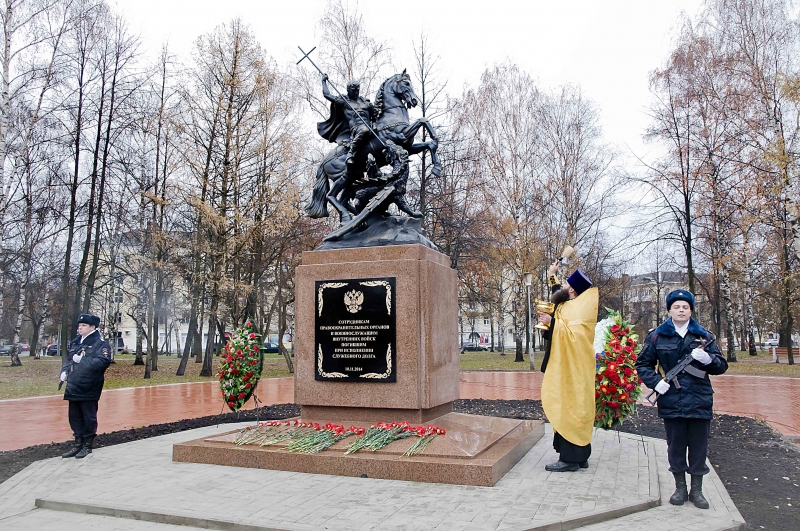В Ярославле открыли монумент в память о погибших полицейских