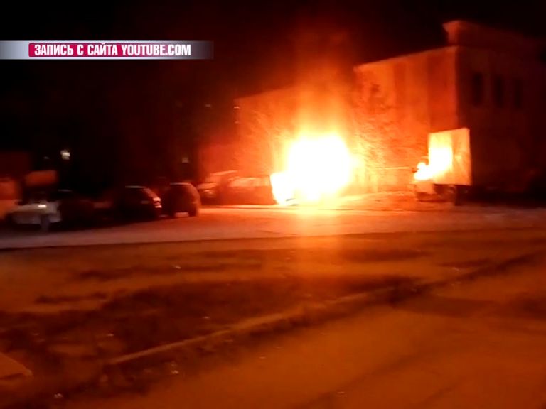 В Рыбинске очевидцы засняли, как горела машина