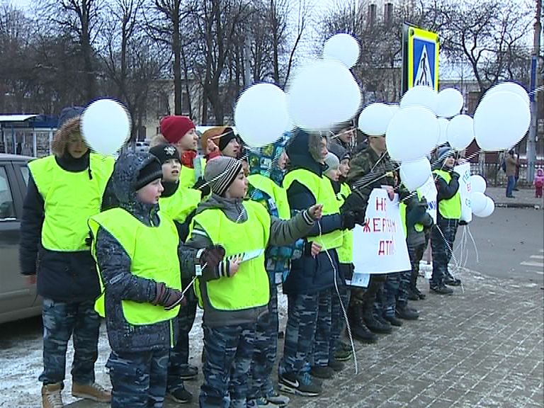 В центре Ярославля полицейские вместе с кадетами устроили флешмоб