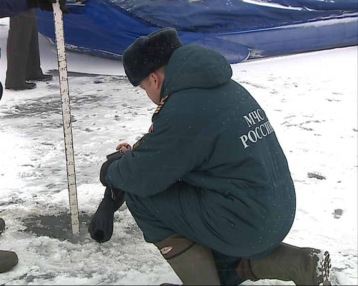 Сотрудники ГИМС вышли с проверкой льда на Которосль