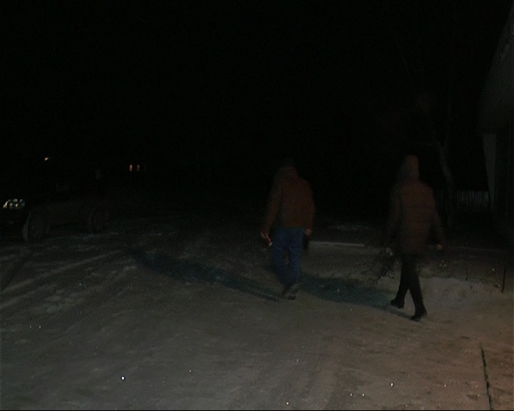 Жители села Кичибухино вынуждены освещать дорогу до дома фонариками