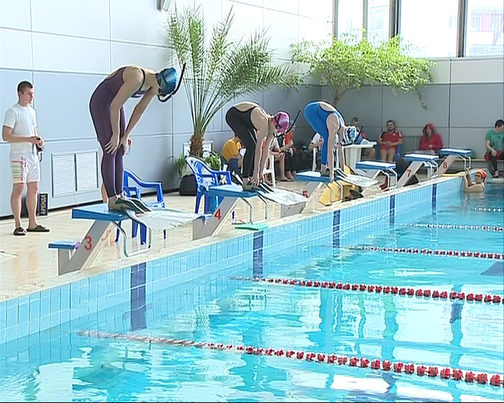 Во дворце спорта «Лазурный» открылись соревнования на Кубок области по плаванию в ластах