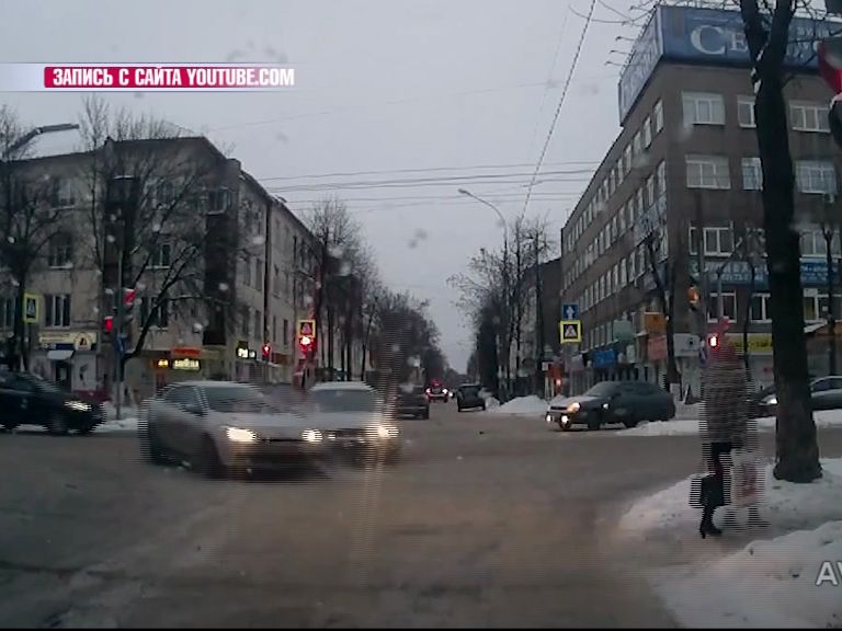 На перекрестке улиц Победы и Некрасова в Ярославле столкнулись два легковых авто