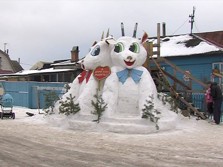 В Ярославле появились две пятиметровые фигуры из снега