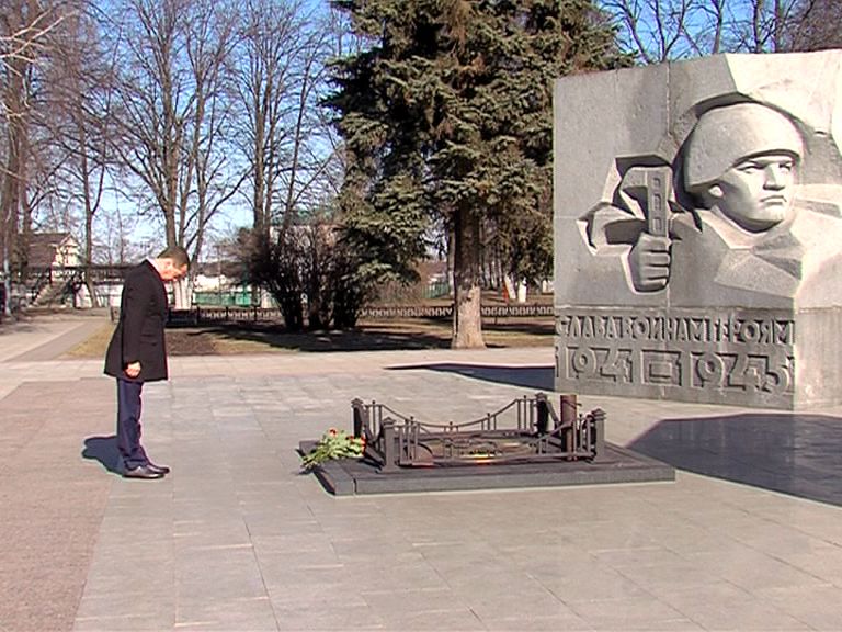 Дмитрий Медведев возложил цветы к Вечному огню