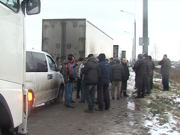 Ярославские дальнобойщики в знак протеста встали вдоль окружной дороги