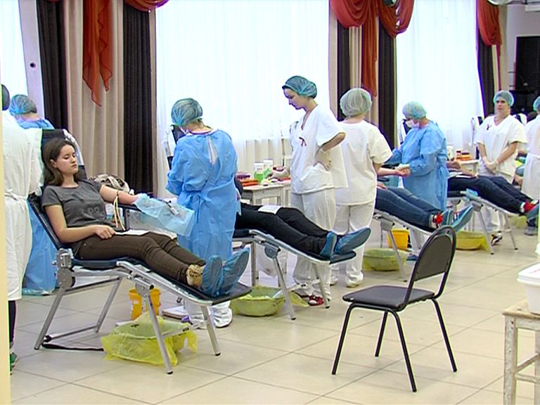 В день борьбы со СПИДом сотни ярославцев сдали кровь