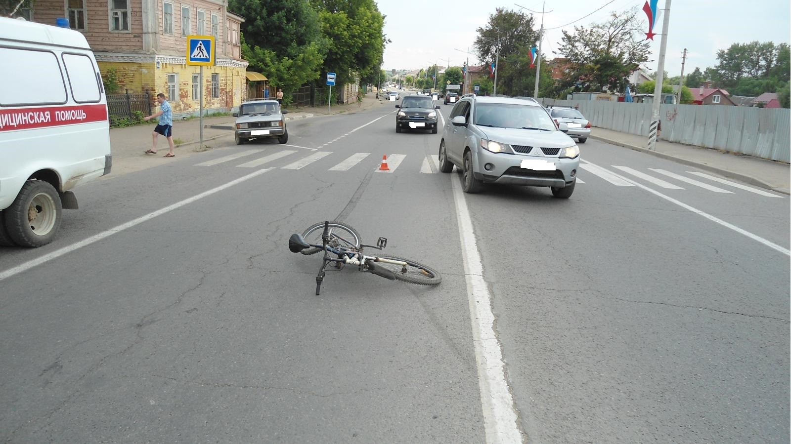 Сбил велосипедиста на пешеходном. Велосипедист сбил пешехода. Наезд на велосипедиста на пешеходном переходе. Сбил пешехода в Переславле.