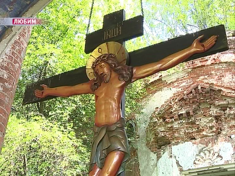 Житель Любима вырезал трехметровую статую Иисуса
