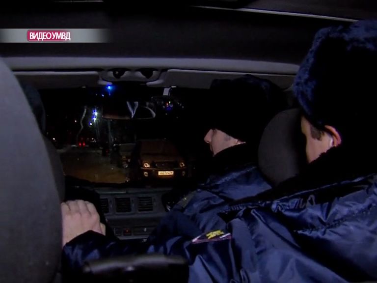 Сижу в полицейской машине. Полицейская машина внутри. Внутри полицейской машины ночью. Машина полиции ночью. Машина ППС.