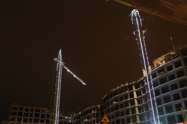 В Дзержинском районе строительные краны украсили светодиодными лентами