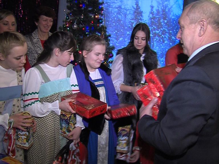 Воспитанников Семибратовского детского дома поздравили депутаты Ярославской областной Думы