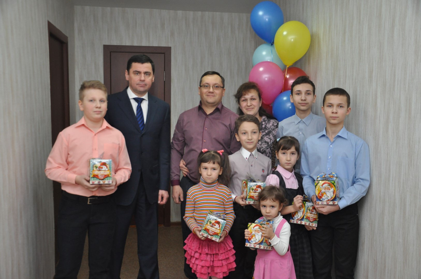 Дмитрий Миронов поздравил многодетную семью с новосельем