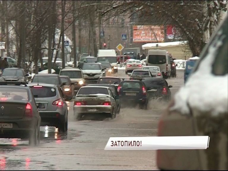 Неуправляемый поток:Суздальское шоссе, улицу Гоголя и часть Московского проспекта затопило