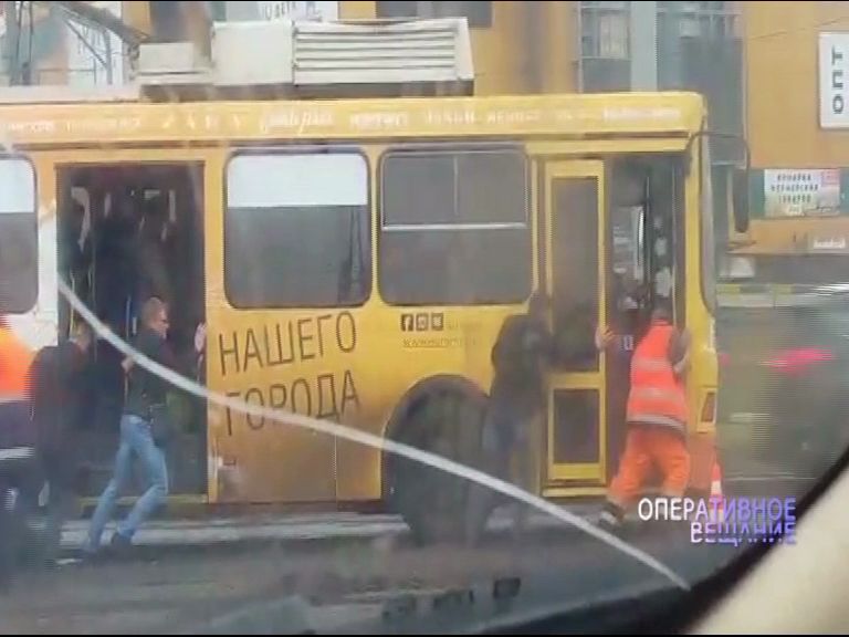 ВИДЕО: пассажиры толкают застрявший троллейбус на Тутаевском шоссе
