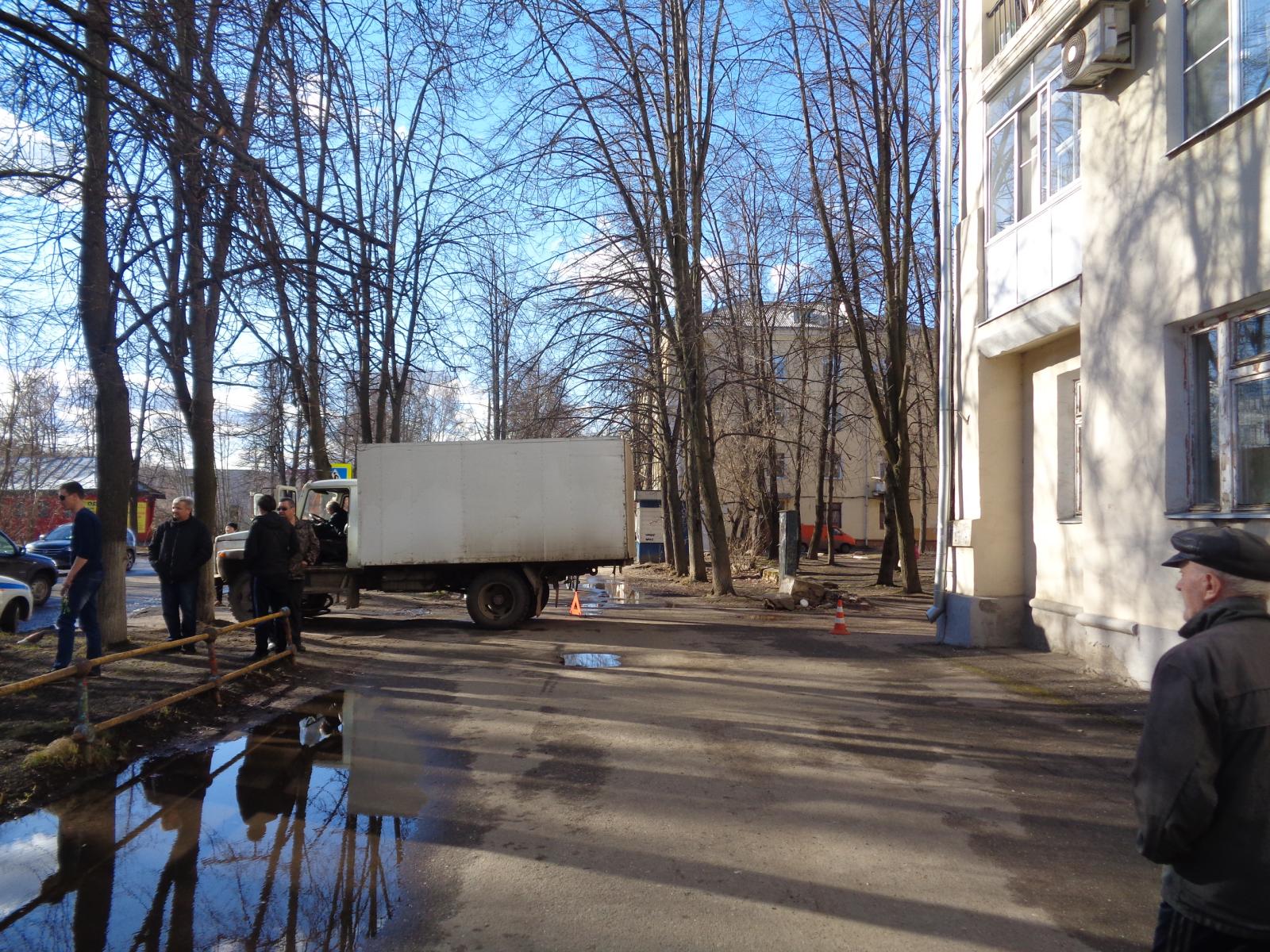 Погода в резинотехнике. Выезд из двора. Выезд из двора фото.