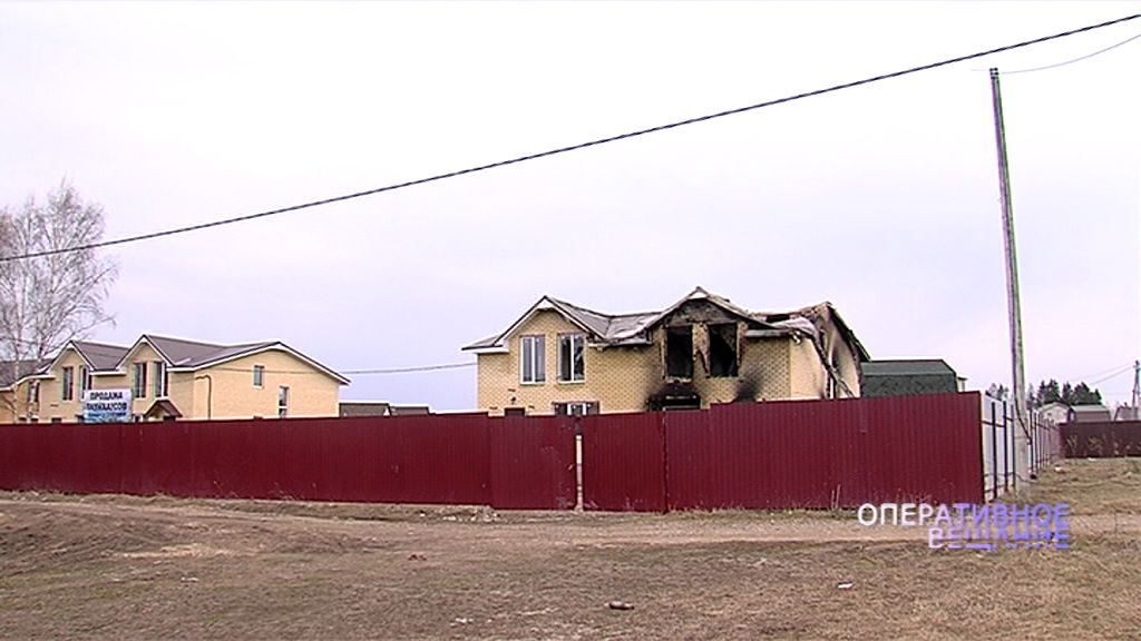 Пожар в коттеджном поселке под Ярославлем: двухэтажный дом почти весь сгорел