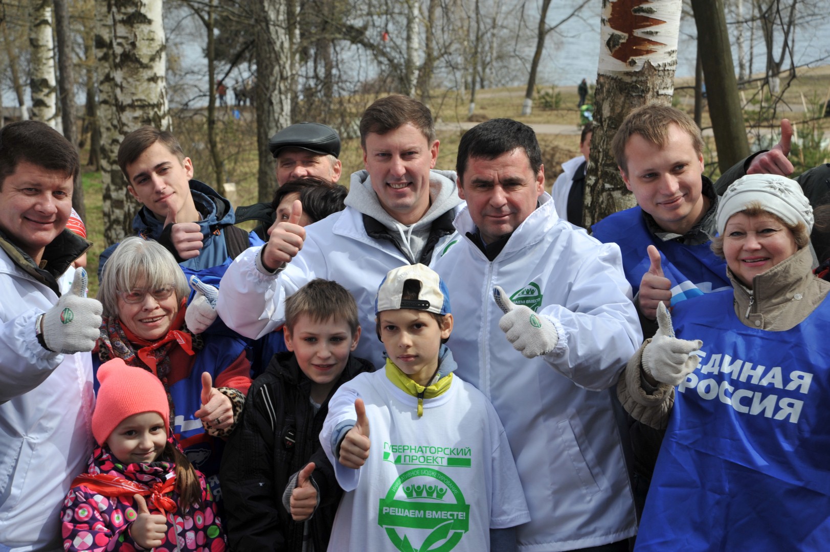 Дмитрий Миронов вместе с ярославцами на субботнике посадил деревья, повесил кормушки для птиц и распилил старые деревья