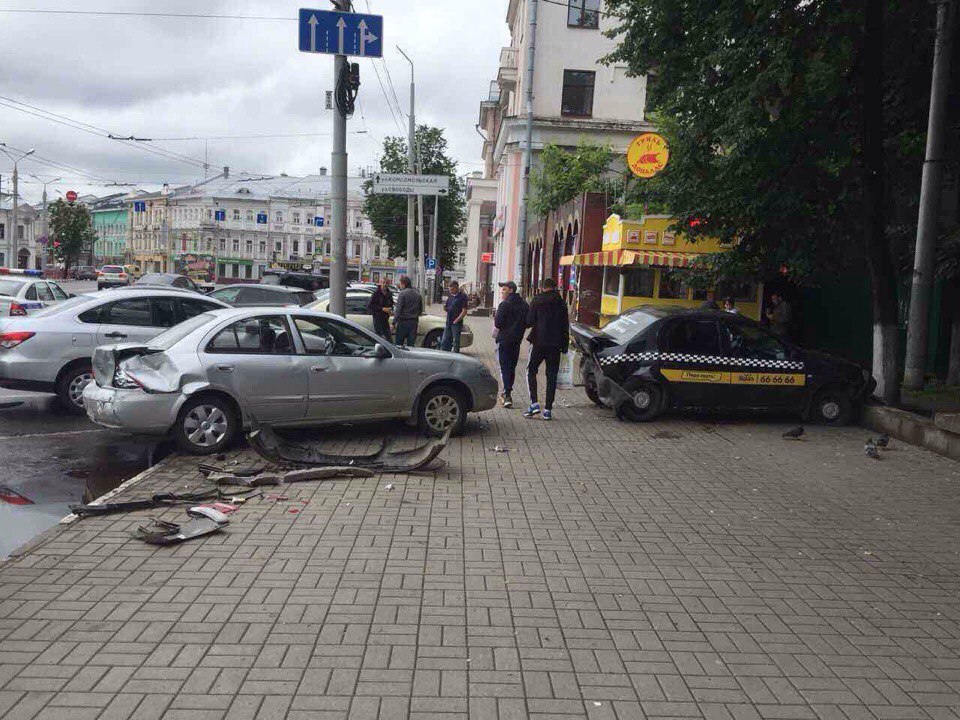 Массовое ДТП на площади Волкова: шесть машин раскидало в разные стороны
