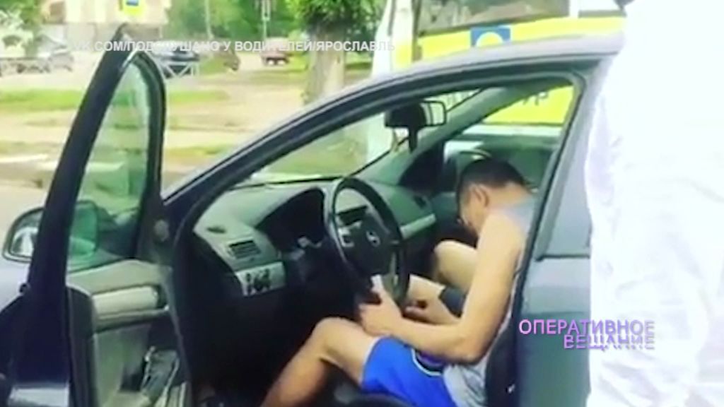 ВИДЕО: Двое парней уснули в иномарке прямо посередине дороги