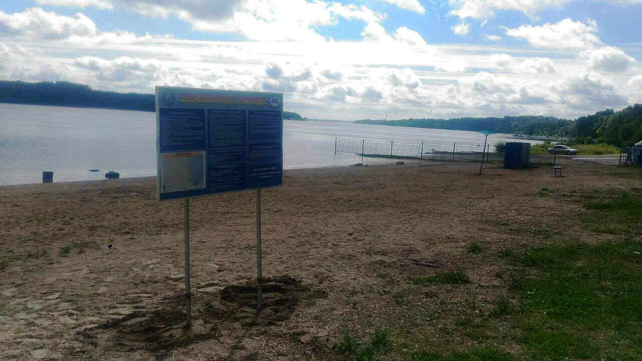 На пляже Дзержинского района ликвидировали следы нашествия вандалов