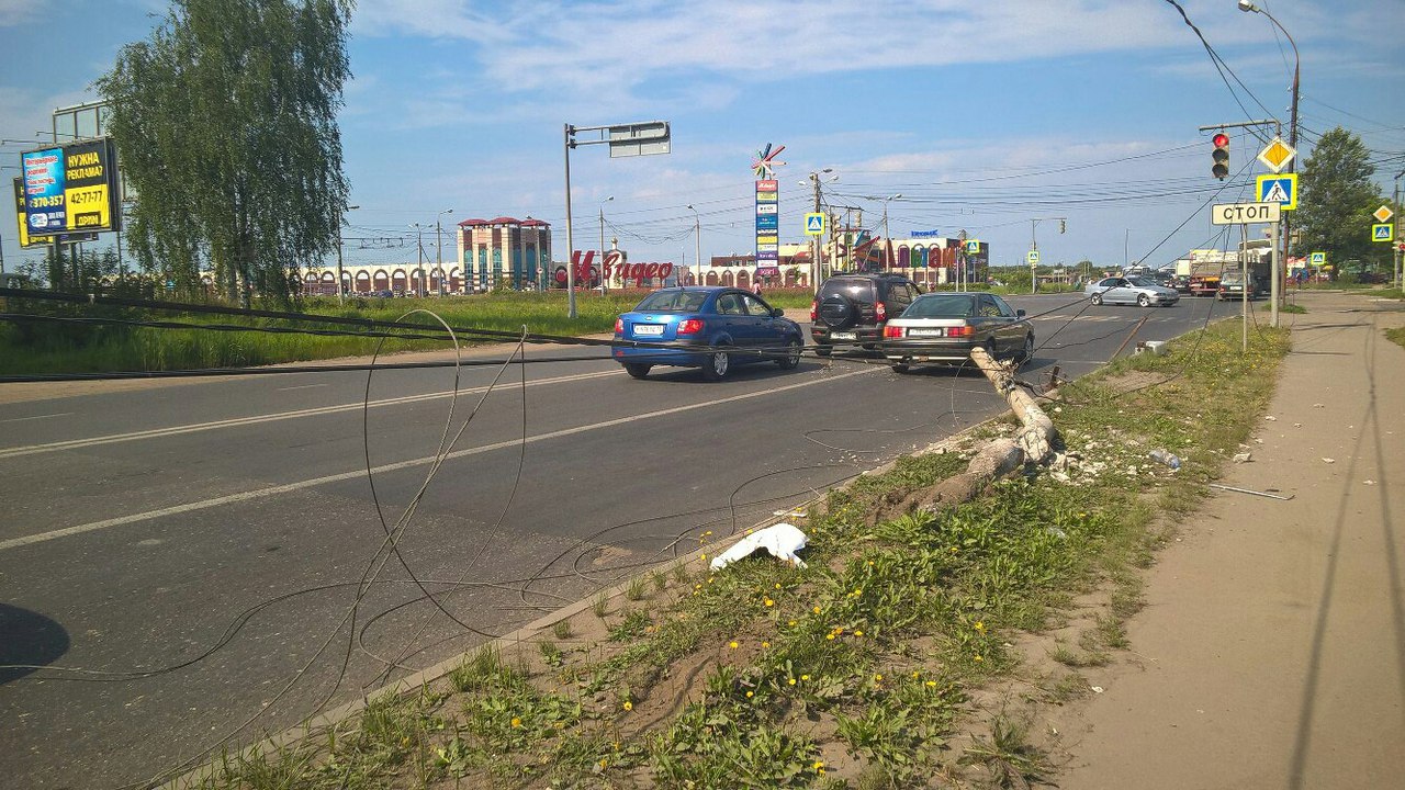 В Дзержинском районе маршрутка на полном ходу вырвала из земли столб