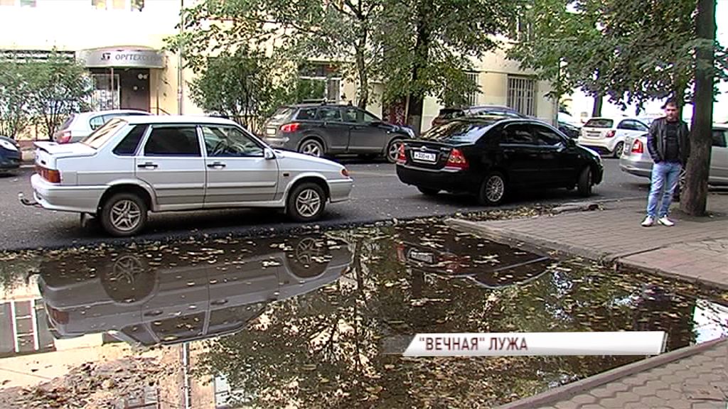 Лужа на улице Некрасова стала непреодолимым препятствием для пешеходов