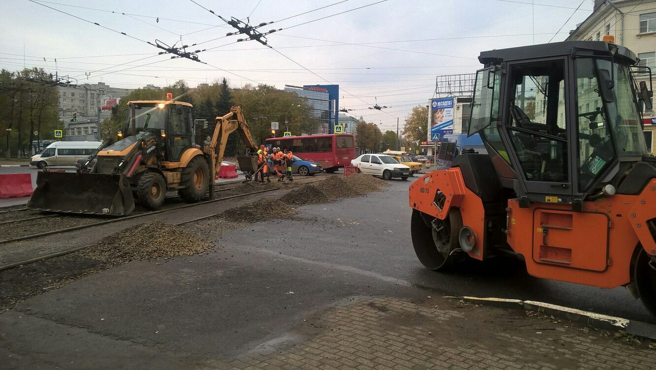 Из-за ремонта трамвайных путей на перекрестке Октября и Ленина образовалась огромная пробка