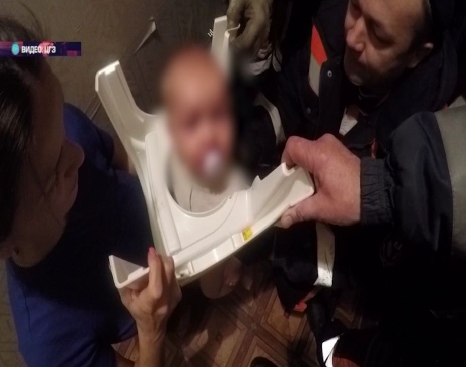 ВИДЕО: Специалисты ЦГЗ Ярославля спасли десятимесячного малыша из плена стульчика от детского горшка