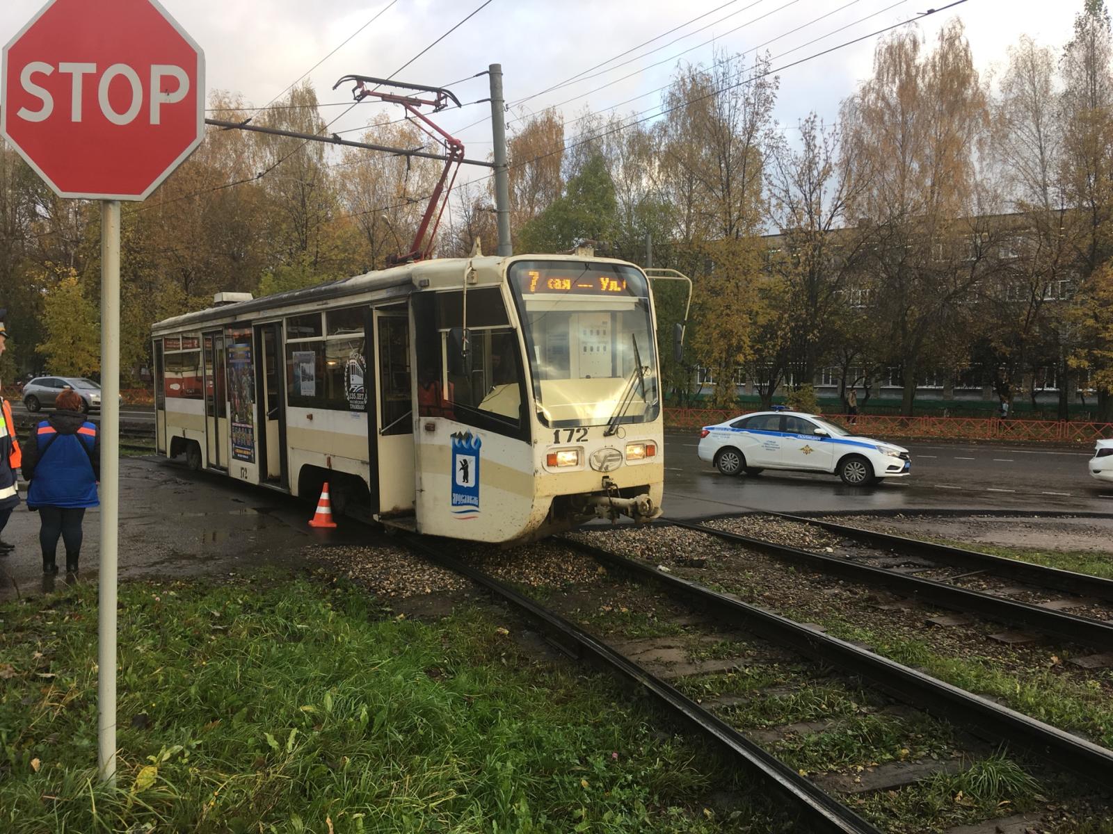 Трамвай едва не переехал 14-летнюю девушку в Дзержинском районе