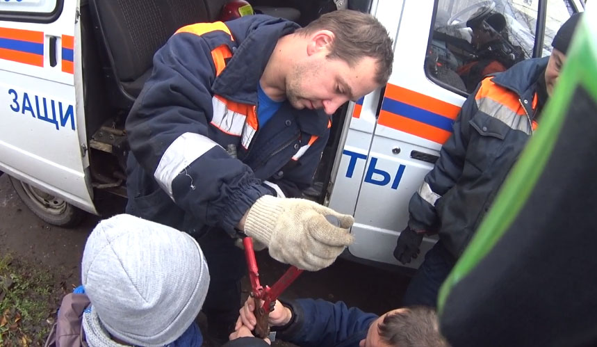 Спасатели вызволяли палец семилетнего ребенка из дверного замка