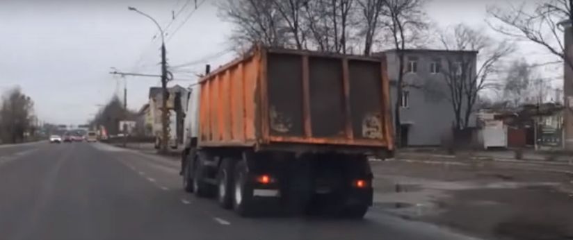 Видео: грузовик завалил проспект Октября глиной