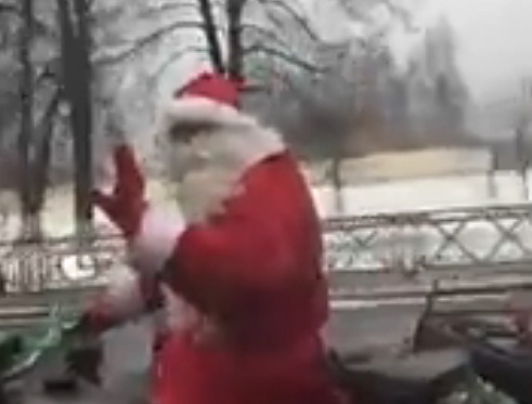 ВИДЕО: Дед Мороз на мотоцикле с коляской прокатился по Ярославлю