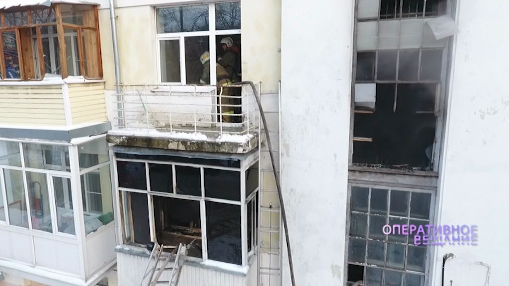На улице Володарского загорелась квартира: семь человек оказались отрезаны огнем